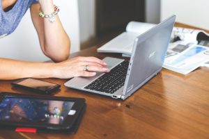 Reklama multichannel: jak skutecznie dotrzeć do klientów na różnych platformach?